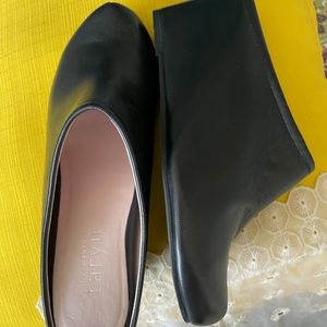 EUC taryn rose leather wedges sz6